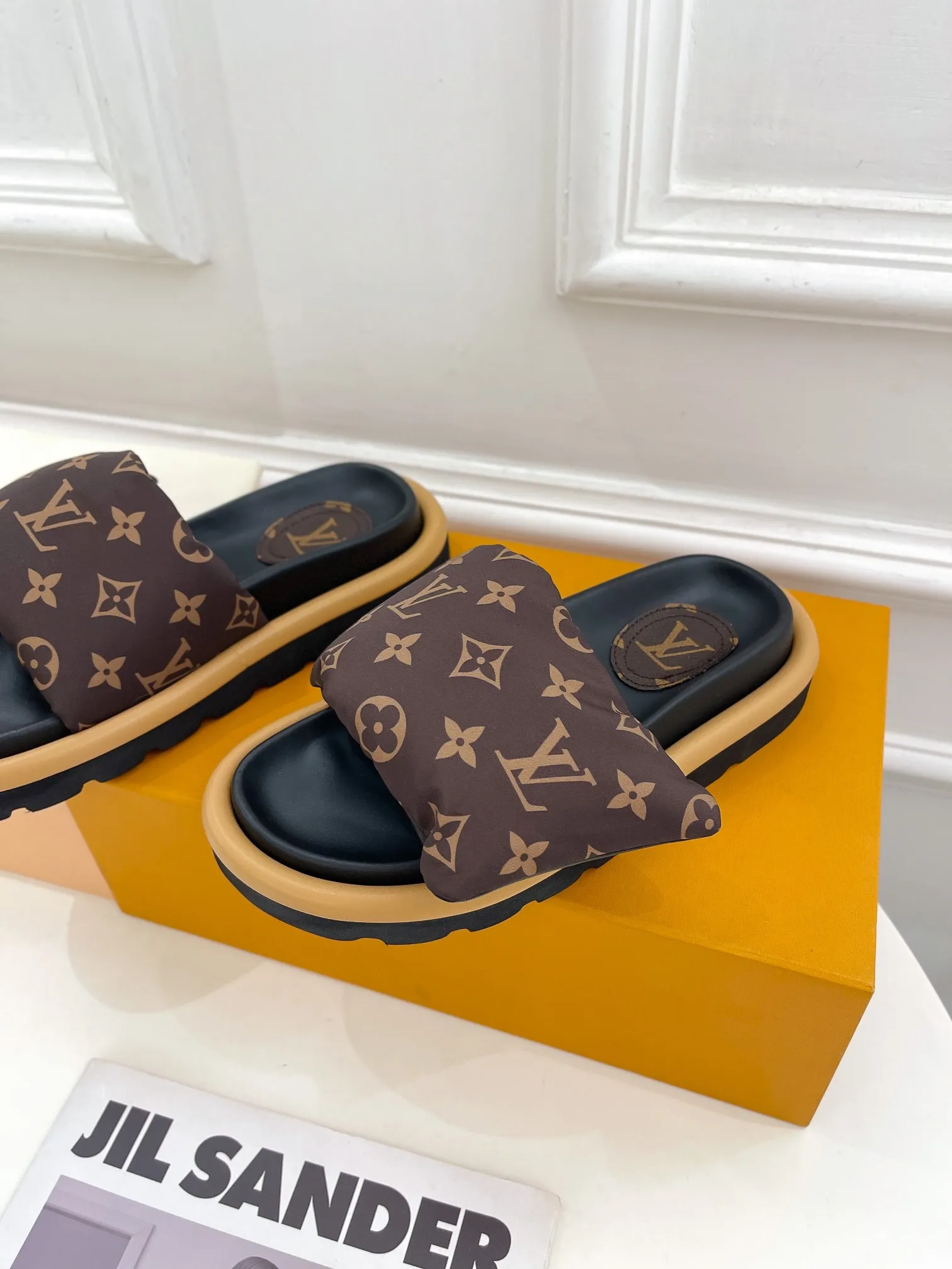 👟👟Ex-factory price P360👟👟 LV | Louis Vuitton ²⁰²³ 𝐬𝐬 🧡💚2023 Spring and Summer New Products The counter features the latest embossed slippers, hard goods, new🆕 Full of high-end feel! A popular model among bloggers at home and abroad, it’s retro and fashionable and looks amazing on your feet! Mainly recommended model on the official website★ ━━━━━ ЅᏇєєt ━━━━━ ▪️Upper: High-customized mercerized cloth➕Embossed ▪️Inner lining: Imported goatskin lining ▪️Outsole: Original open-molded non-slip and wear-resistant foam sole ▪️Code number: women's code 35-40 men's code 39-44